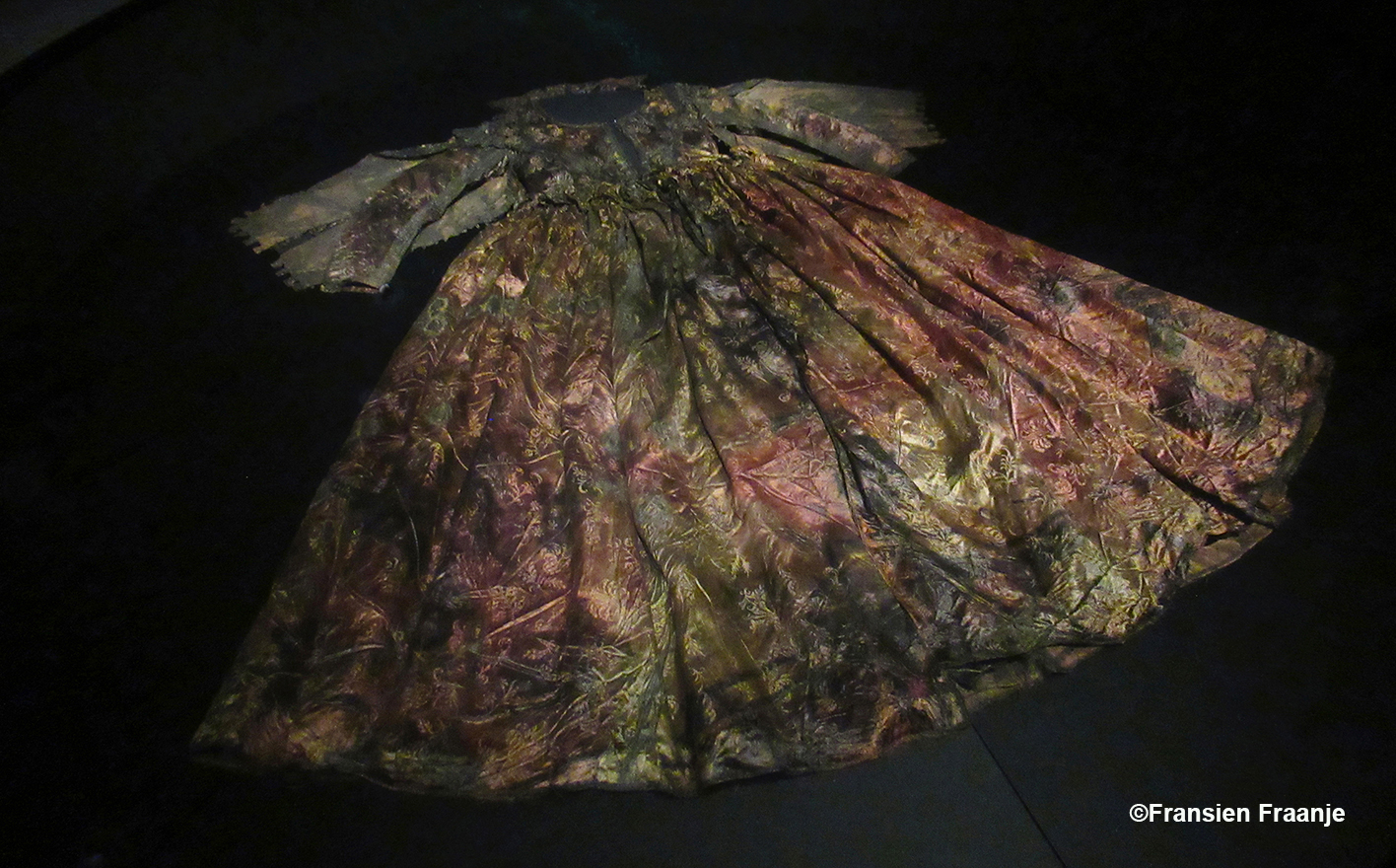 De indrukwekkende zijden jurk in Museum Kaap Skil - Foto: ©Fransien Fraanje