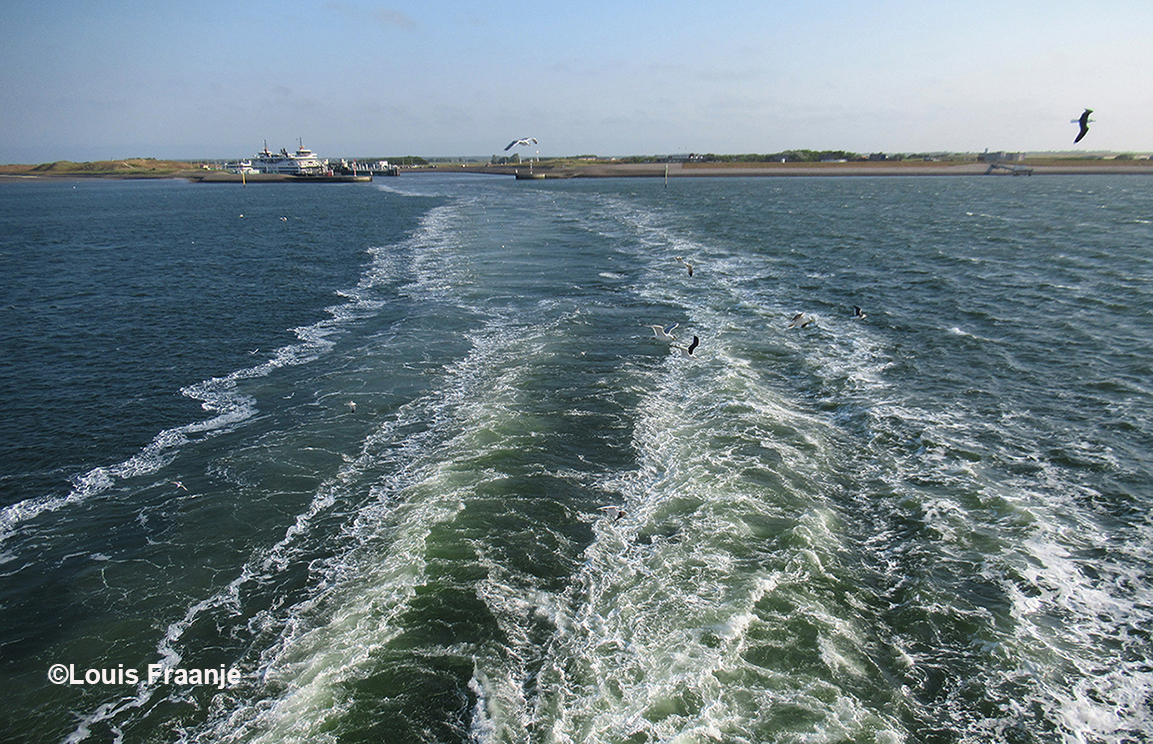 De bruisende golfstroom achter de boot met daar boven krijsende meeuwen en de zilte zeewind - Foto: ©Louis Fraanje