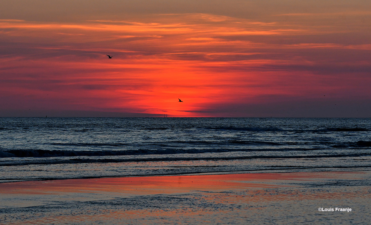 Als de zon eenmaal is verdwenen, kleurt de avondhemel prachtig rood en oranje - Foto: ©Louis Fraanje