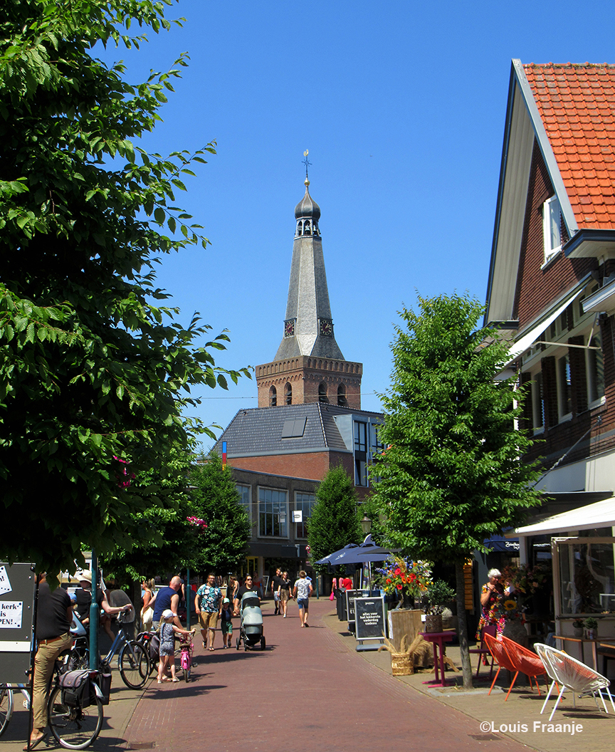 De Jan van Schaffelaartoren in het centrum van Barneveld, is de grote blikvanger van mijn geboortedorp! - Foto: ©Louis Fraanje