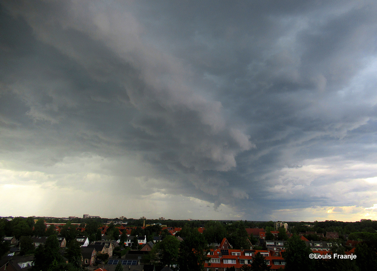 Donkere wolken boven de Veluwe - Foto: ©Louis Fraanje