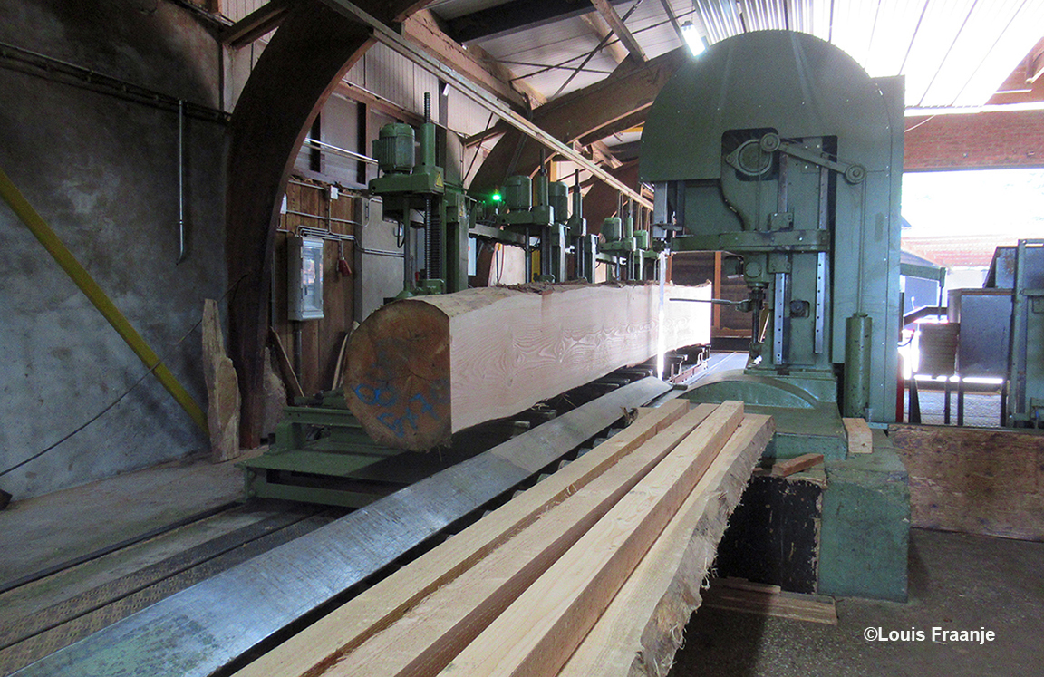 De geur van gezaagd hout komt je tegemoet en genieten we van zo'n enorme zaagmachine, die veel herinneringen bij ons oproepen vanuit de Veluwse bossen - Foto: ©Louis Fraanje