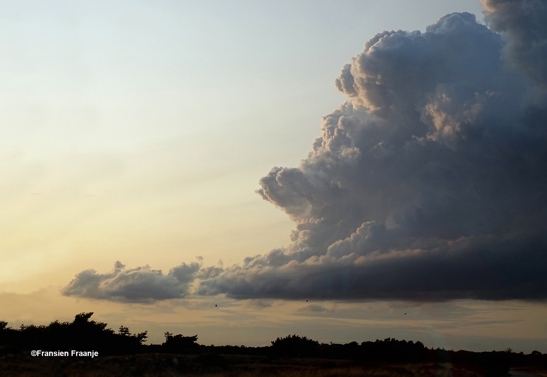 Dan ineens komt er een hele bijzondere wolkenlucht aandrijven - Foto: ©Fransien Fraanje