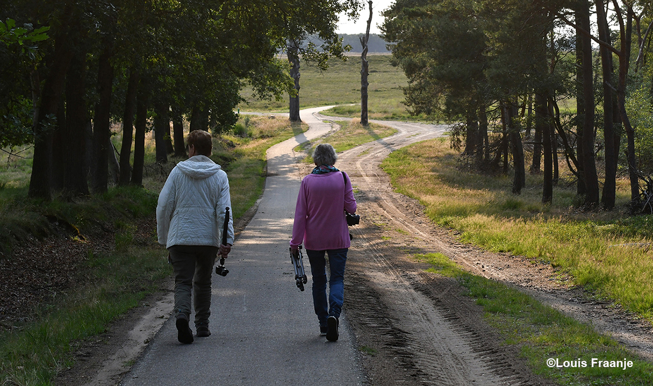 Jannie en Fransien wandelen langs het Aalderinksveld - Foto: ©Louis Fraanje