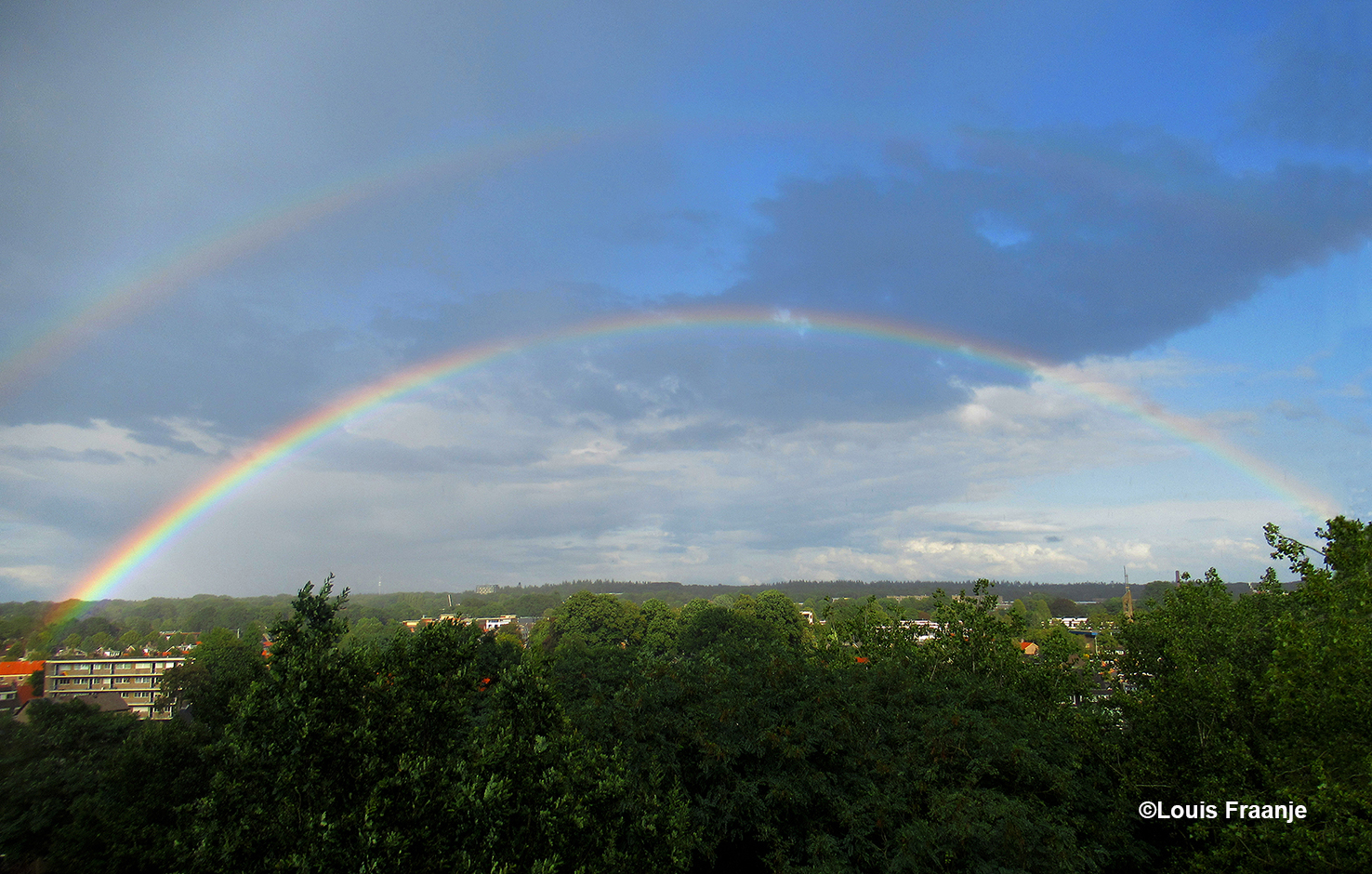 Een prachtige regenboog als een kleurrijke verbinding met die grote Schepper… - Foto: ©Louis Fraanje