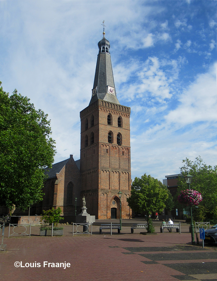  In Barneveld torent de prachtige Jan van Schaffelaartoren en kerk boven alles uit - Foto: ©Louis Fraanje