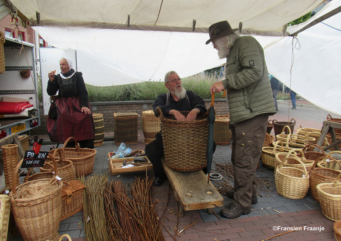 Louis maakt een 'praotje' met mandenmaker Wim Fidder uut Heerde – Foto: ©Fransien Fraanje