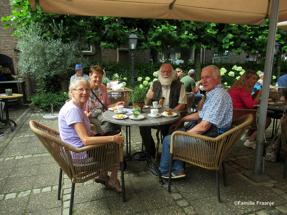 Met onze vrienden Florus en Jannie van den Berg een 'bakkie' gedaan bij Restaurant Het Schaap - Foto: ©Familie Fraanje