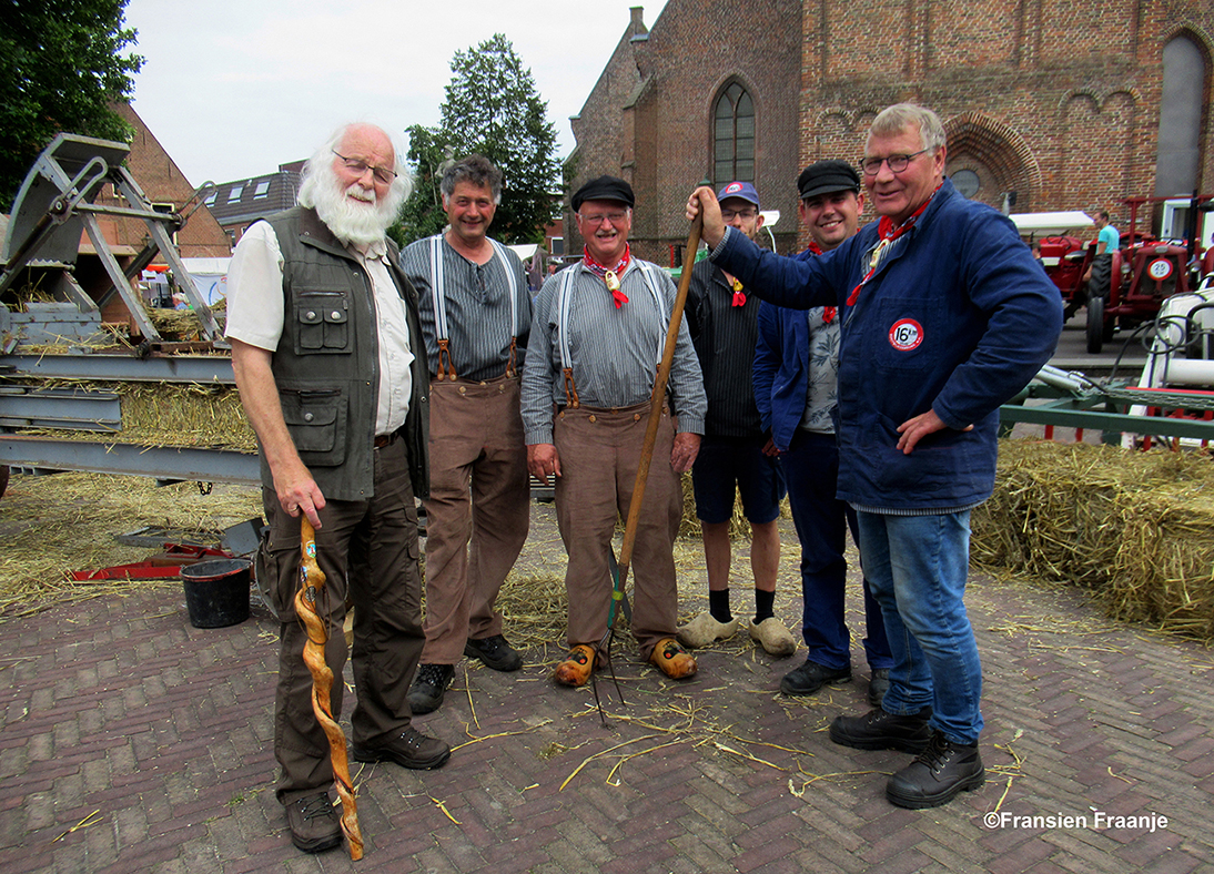 Samen met enkele ouwe jongens van de 16km Club uut Kootwijkerbroek op de plaat. Een gewone volksjongen als ik naast het boerenvolk, mooi toch! - Foto: ©Fransien Fraanje