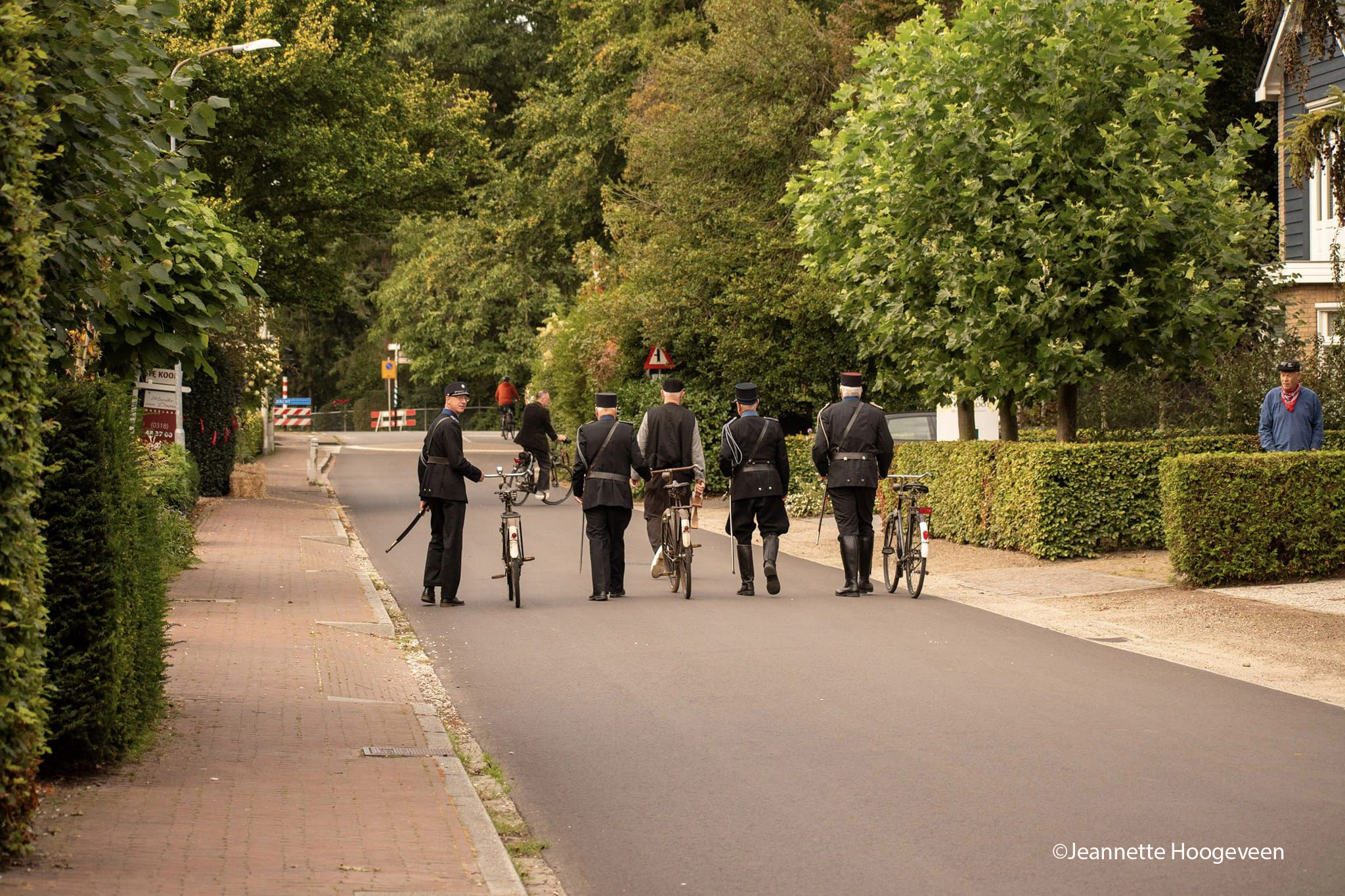 De vier veldwachters met voorop de Klepperman lopen door de Boslaan in Lunteren - Foto: ©Jeannette Hoogeveen