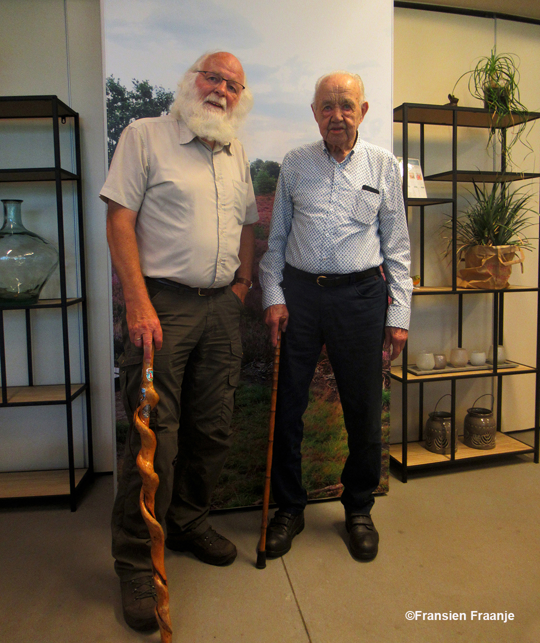 Louis(74) en Gerrit(95), jong en oud uit bos en veld, die hebben veel te bepraten - Foto: ©Fransien Fraanje