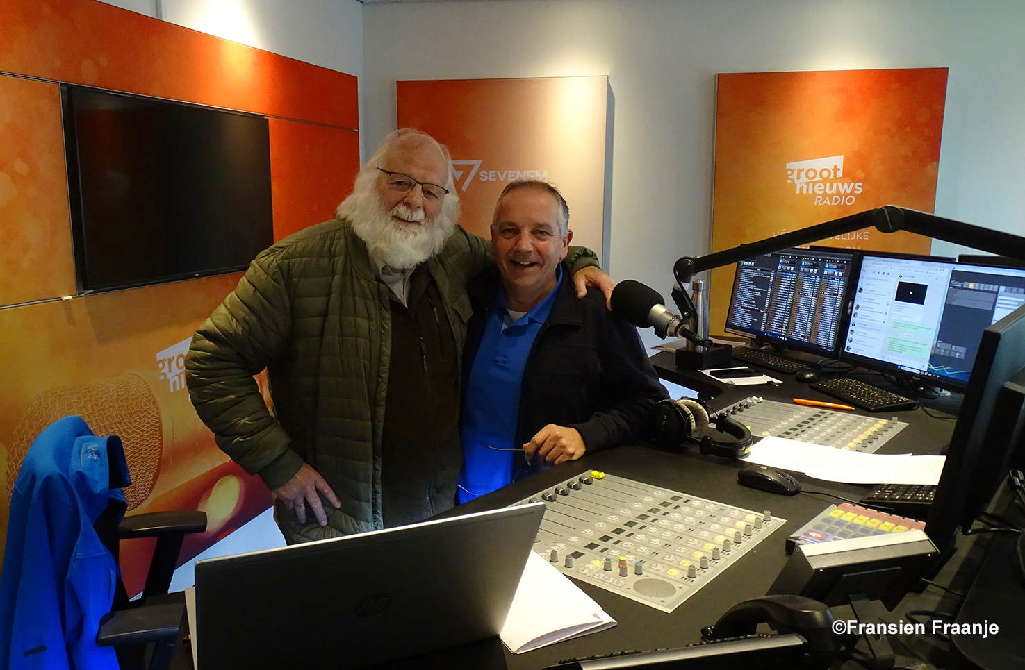 Louis samen met radiopresentator Daan Hartgers bij Groot Nieuws Radio - Foto: ©Fransien Fraanje