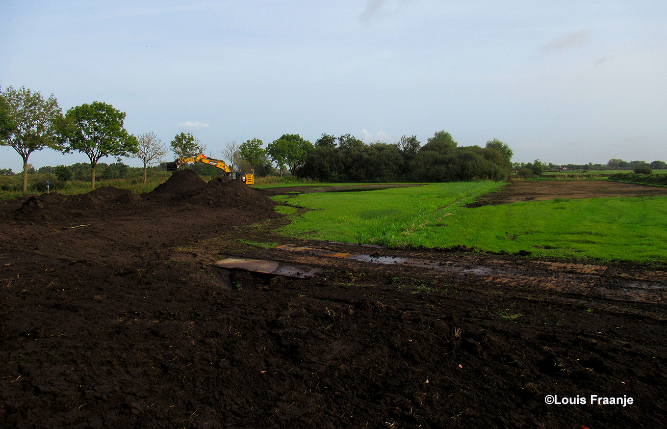 Enorme graafmachines worden ingezet om al die ‘vruchtbare’ grond,af te graven en te verwijderen – Foto: ©Louis Fraanje