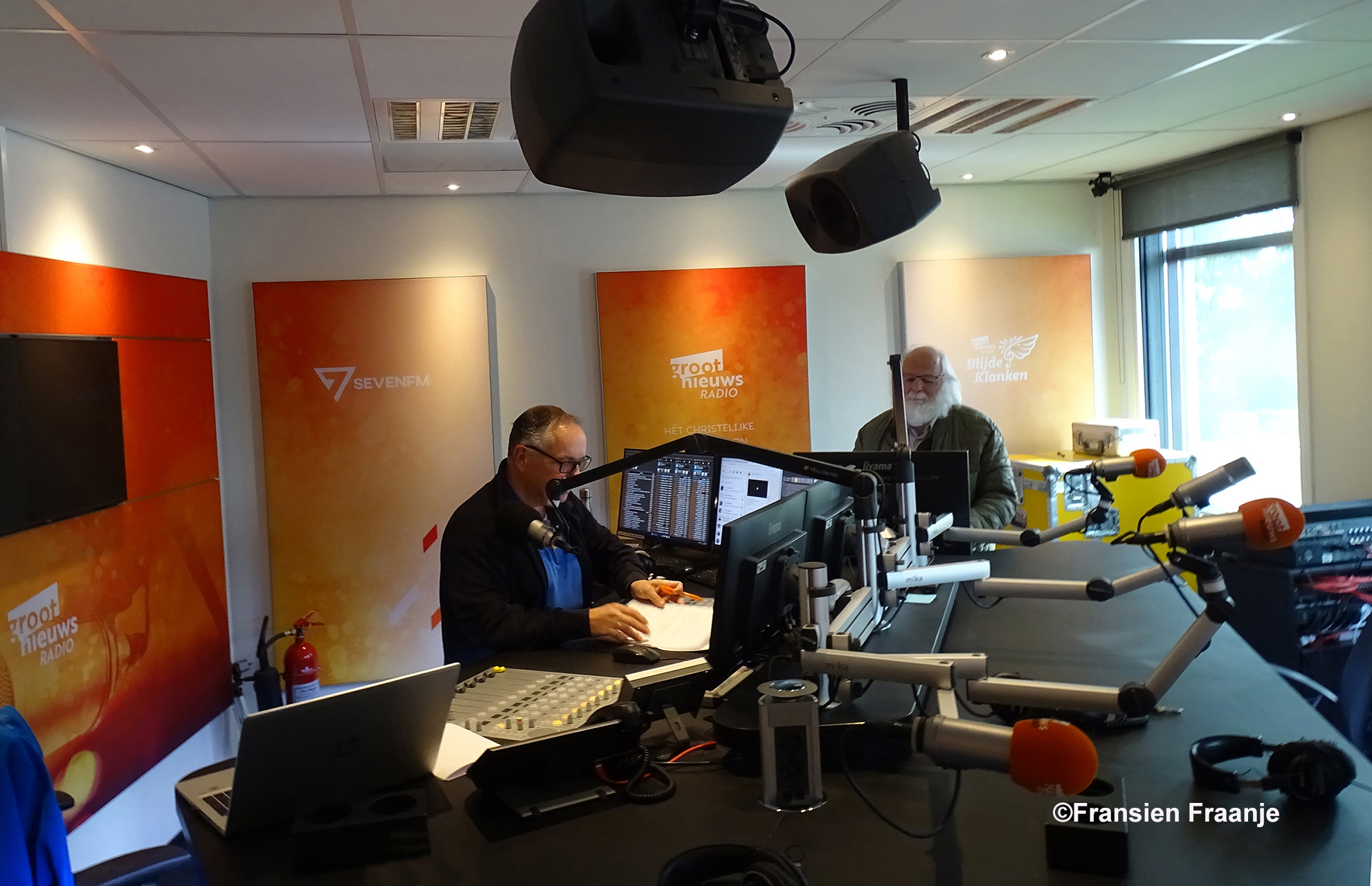 In de opname studio van Groot Nieuws Radio - Foto: ©Fransien Fraanje