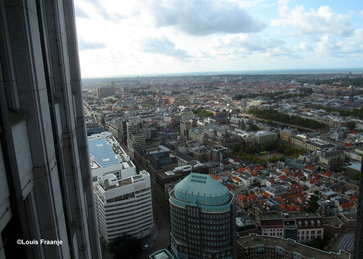  Het uitzicht vanaf de 36e etage, over een deel van Den Haag - Foto: ©Louis Fraanje