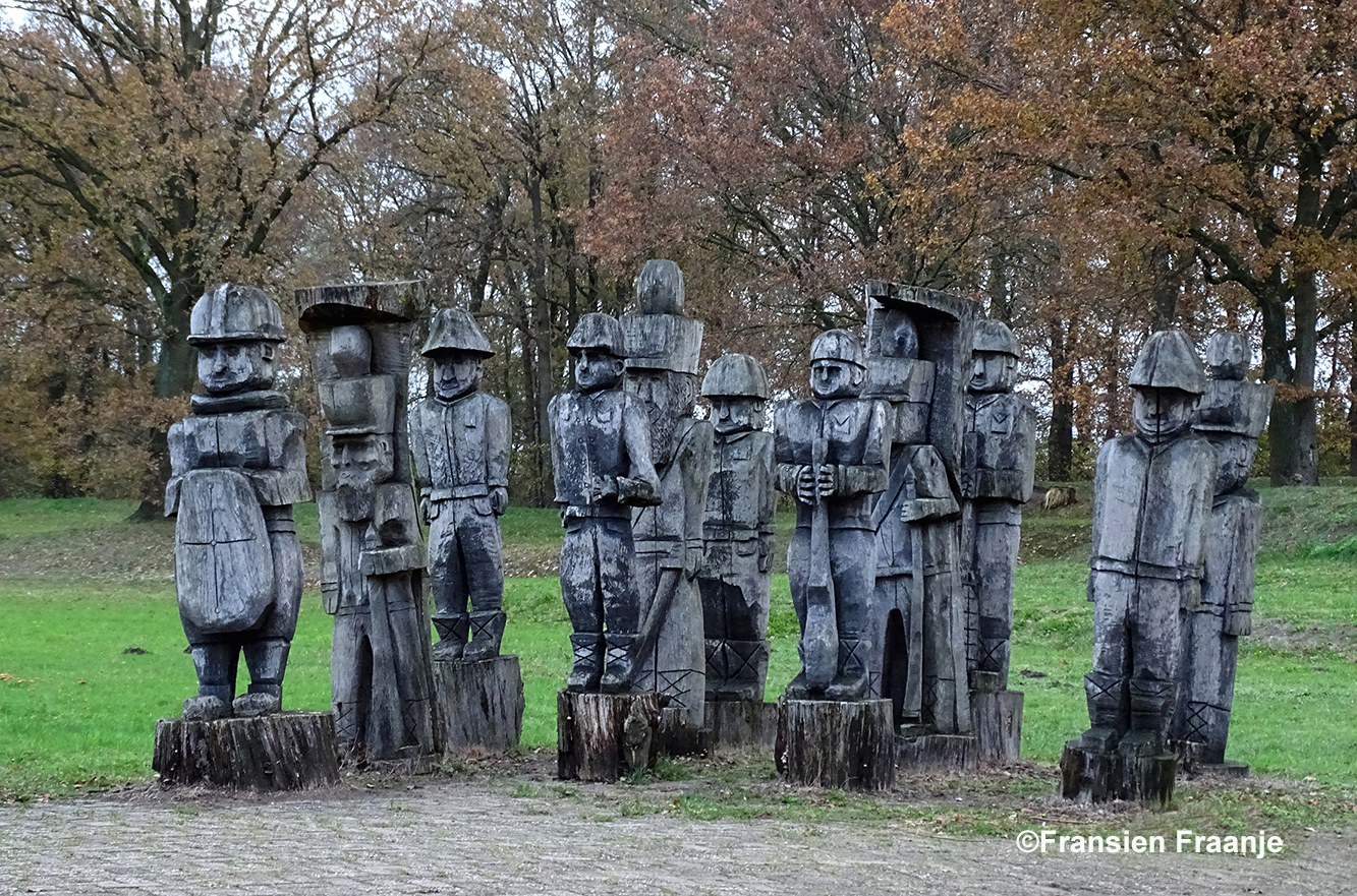  We worden opgewacht door een Compagnie houten soldaten - Foto: ©Fransien Fraanje