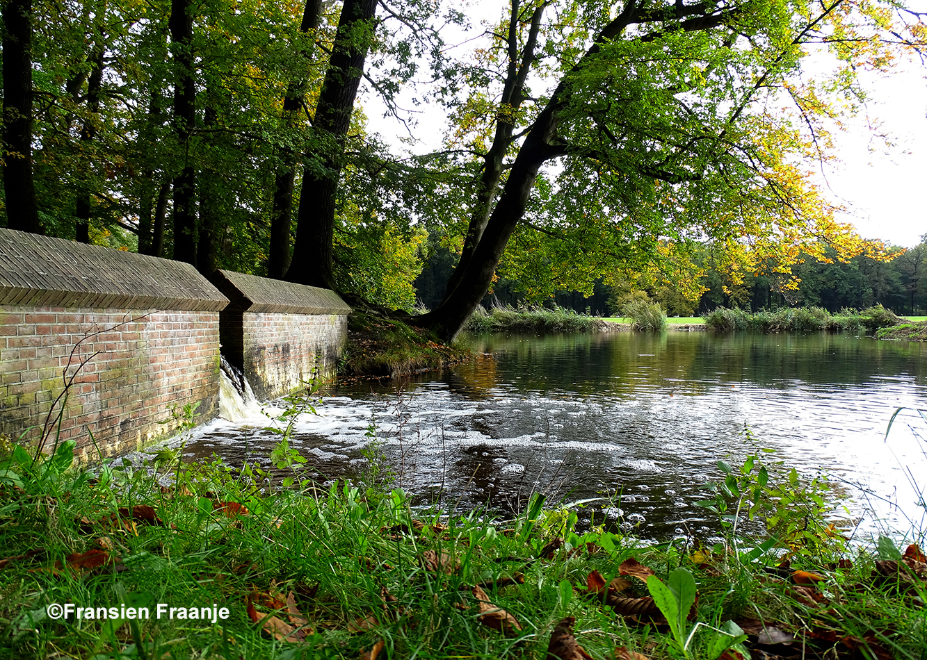 Het kolkende water van de stuw - Foto: ©Fransien Fraanje