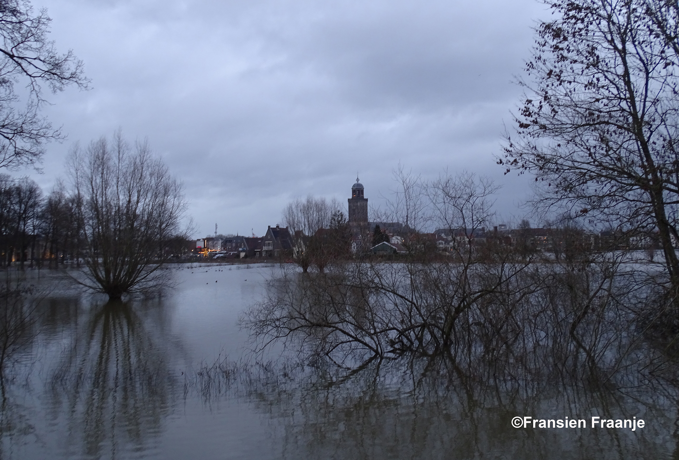 Aan de overkant ligt de stad Deventer - Foto: ©Fransien Fraanje