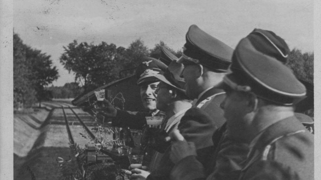 Duitse officieren reizen met een versierde trein over het bommenlijntje tijdens het openingsfeest - Foto: ©Gelders Archief