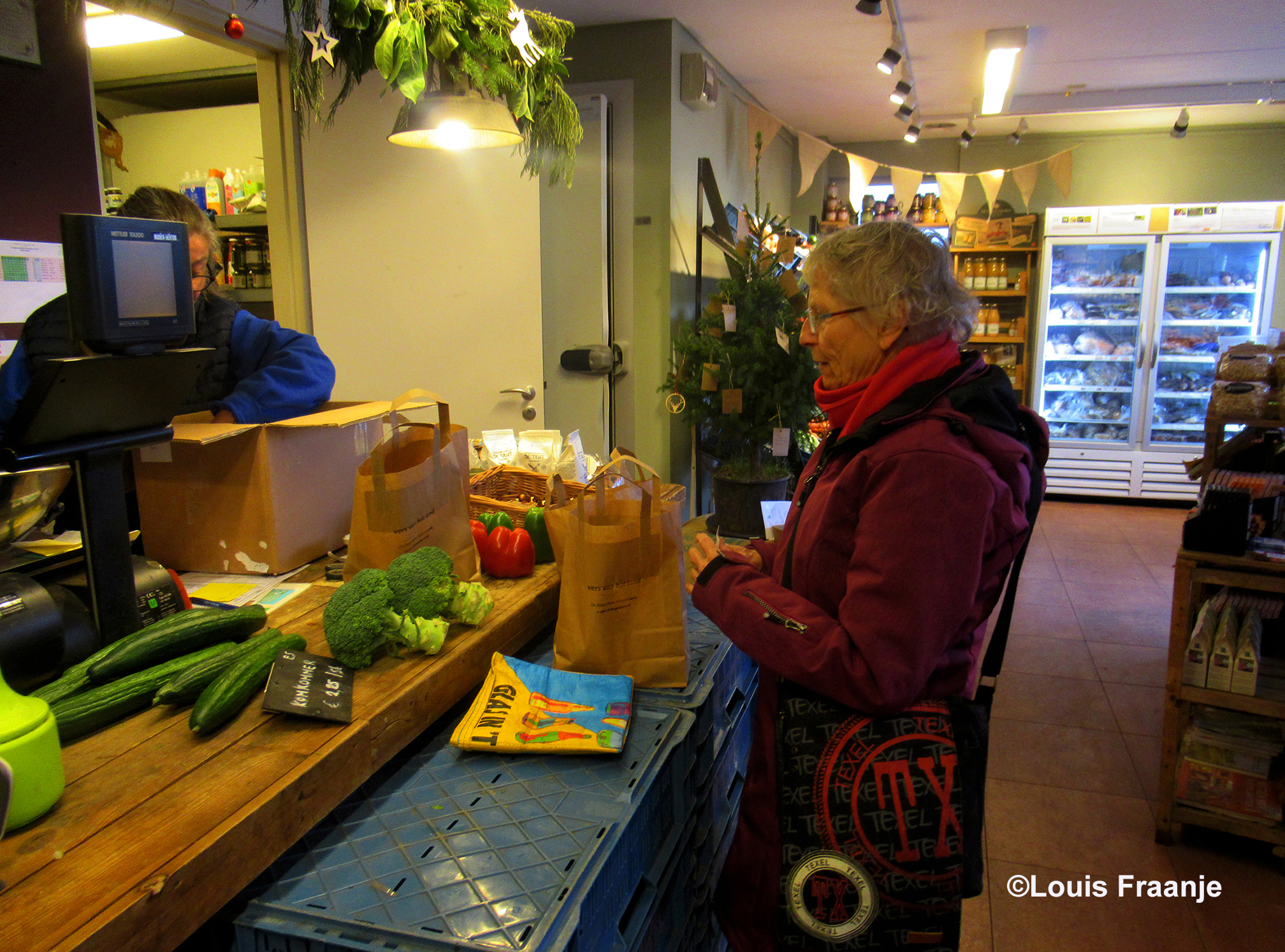 Bij de toonbank met de verse groenten die contant afgerekend worden - Foto: ©Louis Fraanje