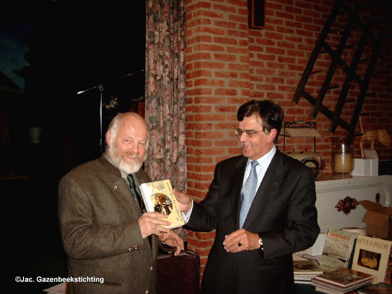 De overhandiging van het boek  "Zwijgen bij volle maan" op vrijdag 17 oktober 2003 - Foto: ©Jac. Gazenbeekstichting