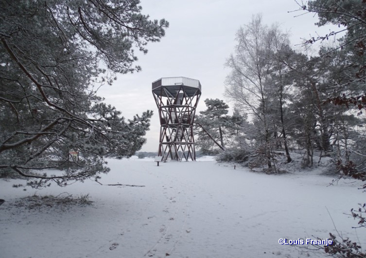 Deze uitkijktoren gaat als onomkeerbare zandloper door het leven – Foto: ©Louis Fraanje