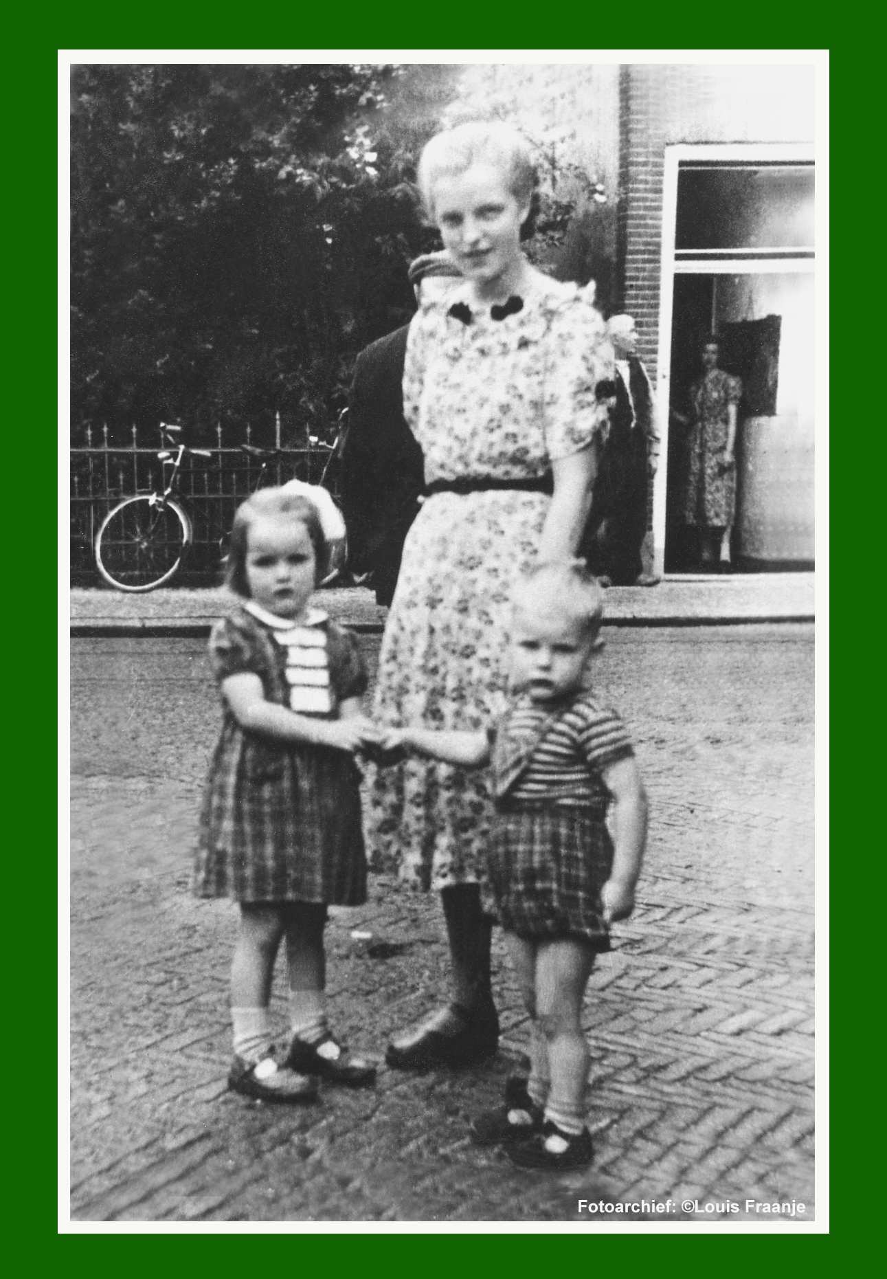 Mijn oudste zus Hennie met ons in de Nieuwstraat te Barneveld omstreeks 1953 – Fotoarchief: ©Louis Fraanje