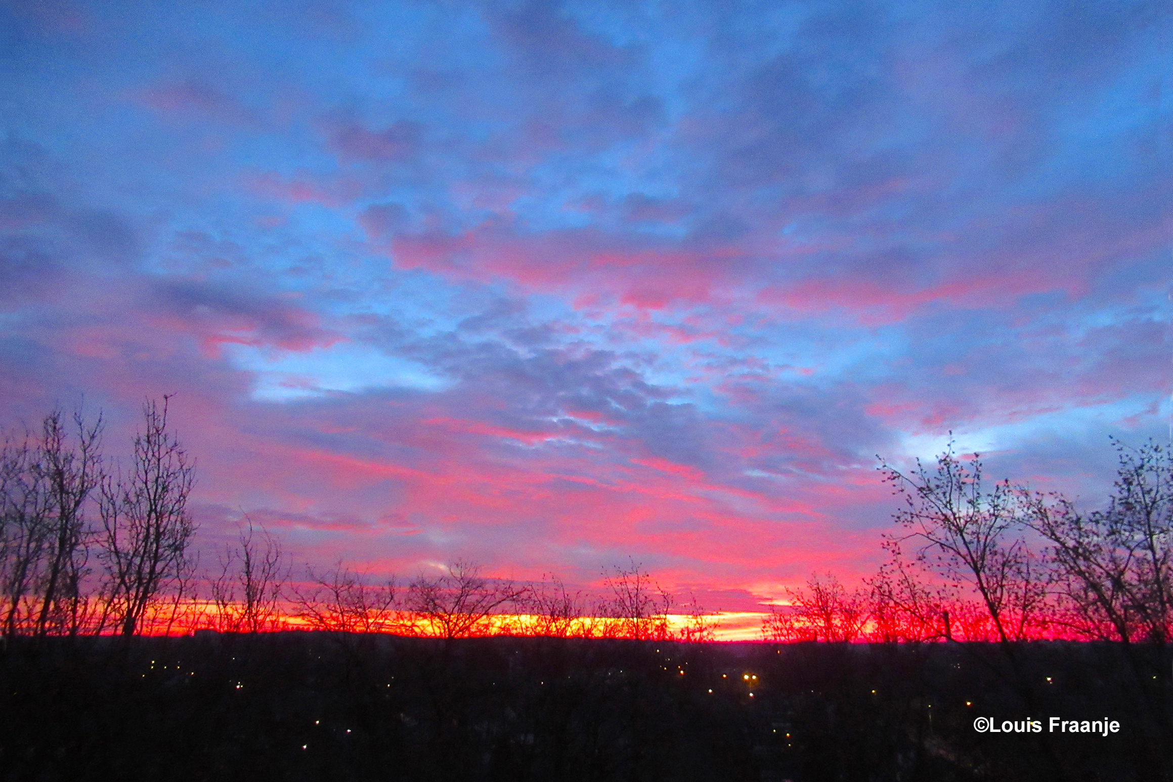 Zo zag de ochtendhemel er zondagmorgen om 06.30 uur uit - Foto: ©Louis Fraanje