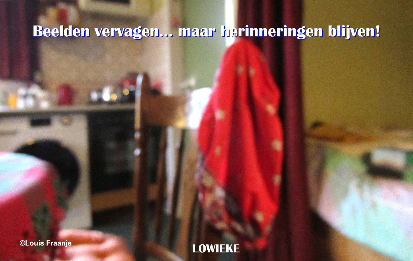 De boerenzakdoek hangt als stille getuige aan de rugleuning van de keukenstoel - Foto: ©Louis Fraanje