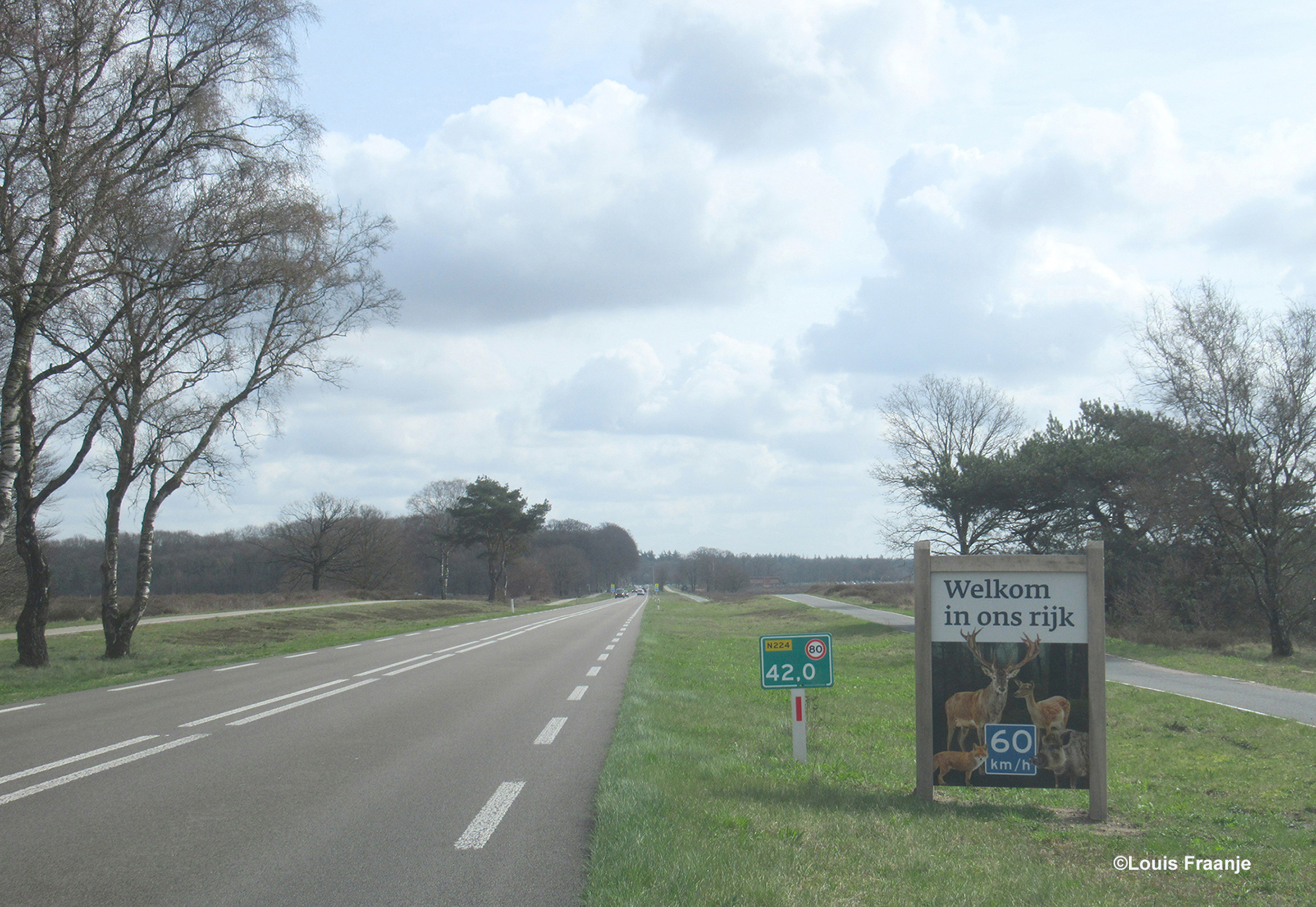 Het grote bord langs de Verlengde Arnhemseweg(N224) – Foto: ©Louis Fraanje
