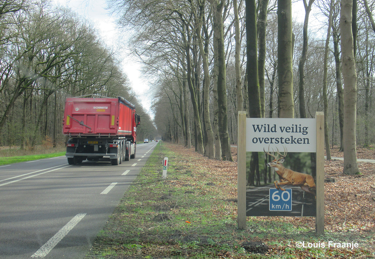 Het waarschuwingsbord in de berm van de weg met het Amerikaanse witstaarthert - Foto: ©Louis Fraanje