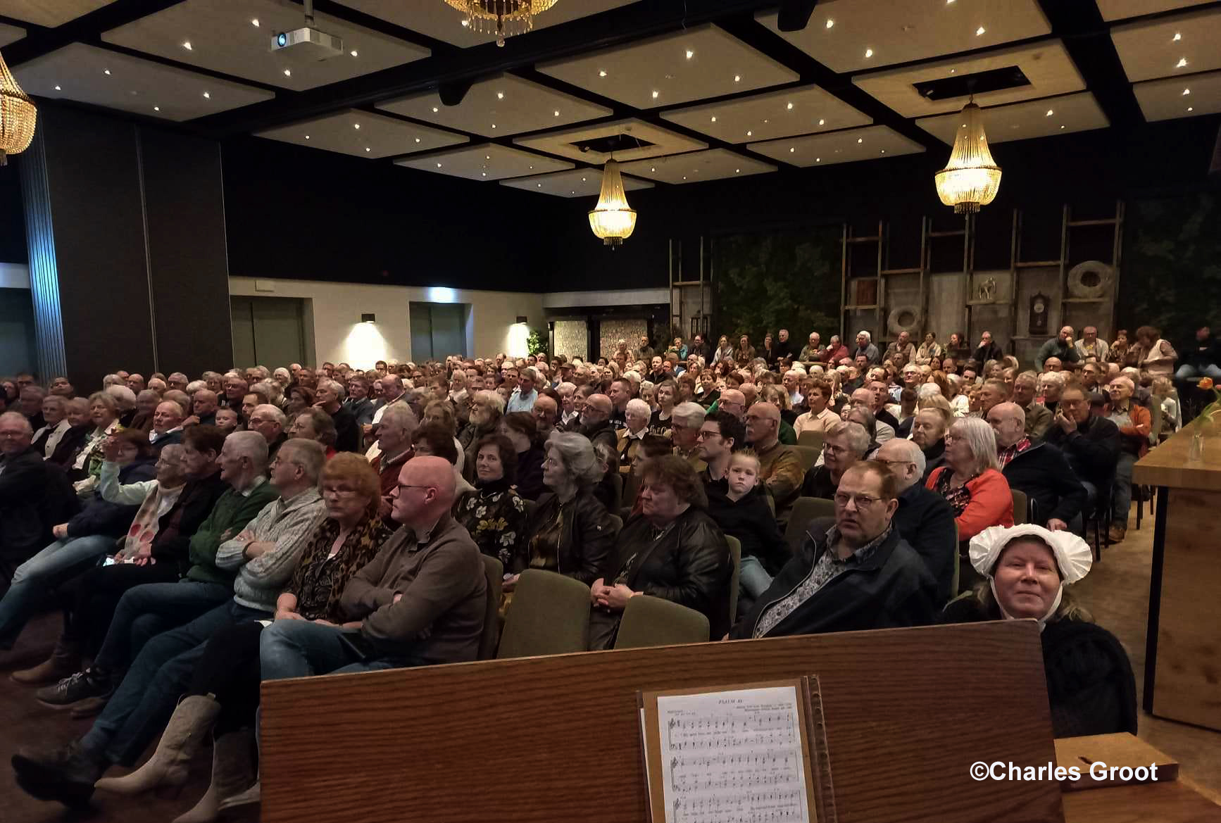 Een stampvolle zaal op deze afscheidsavond, gevuld met enkele honderden bezoekers - Foto: ©Charles Groot