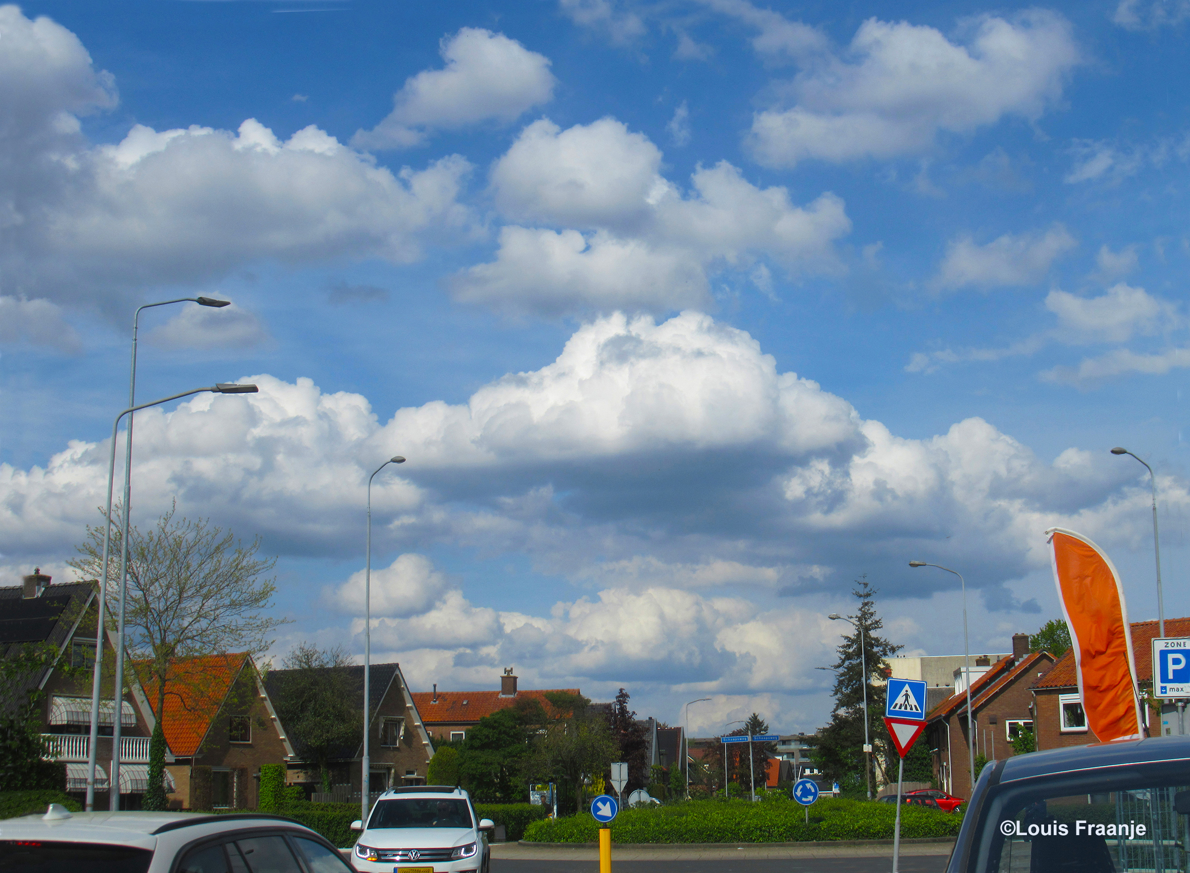 In Ede op de rotonde Schaapsweg-Veenderweg konden we genieten van prachtige wolkenluchten - Foto: ©Louis Fraanje