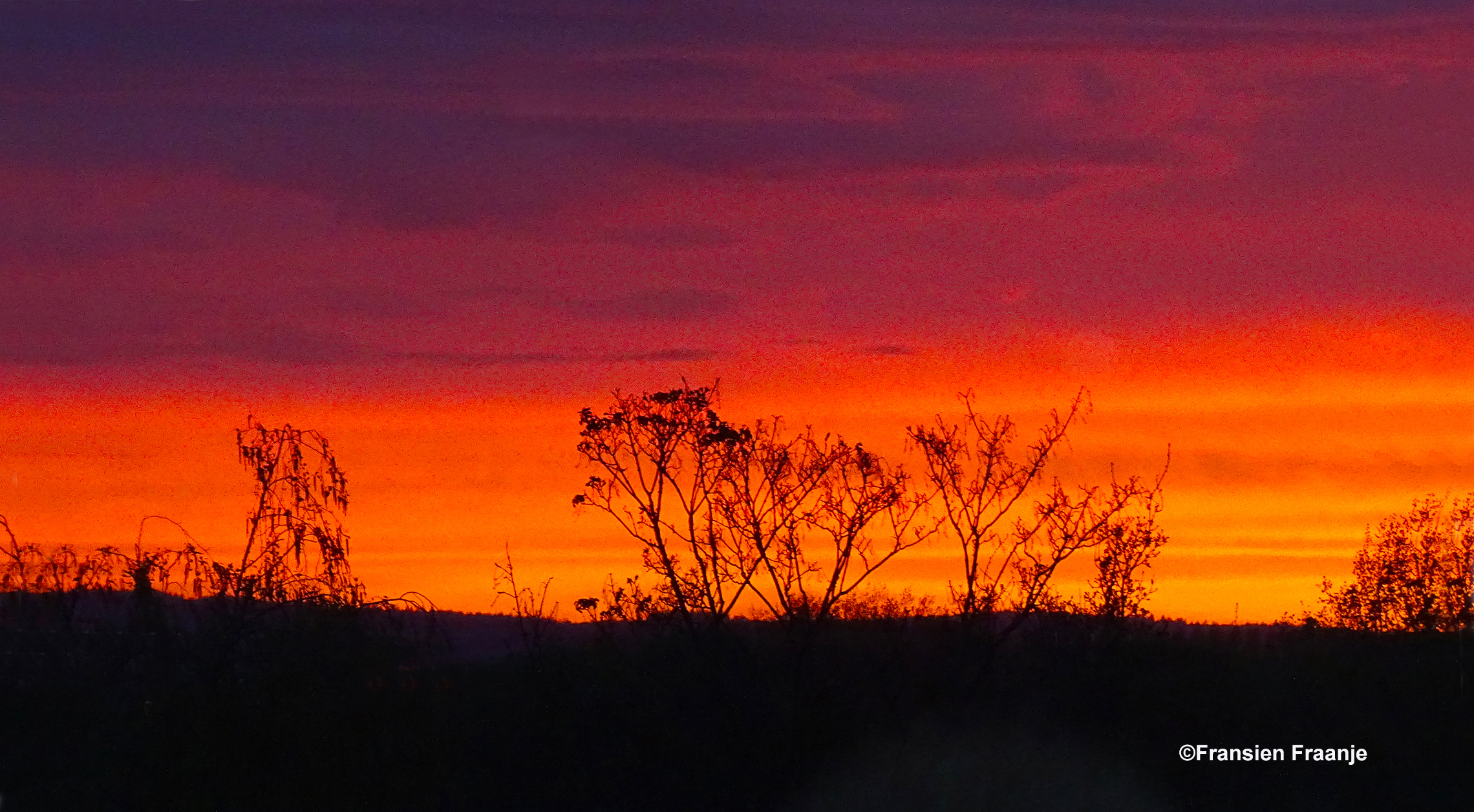 Wat meer naar links van de horizon was de hemel gehuld in een rode en gouden glans – Foto: ©Fransien Fraanje